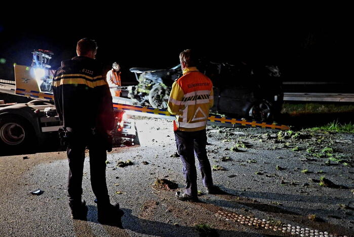 Auto raakt macht over stuur kwijt en belandt op zijkant