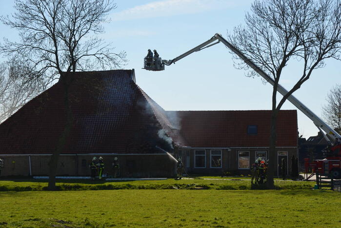 Brand in dak van woonboerderij