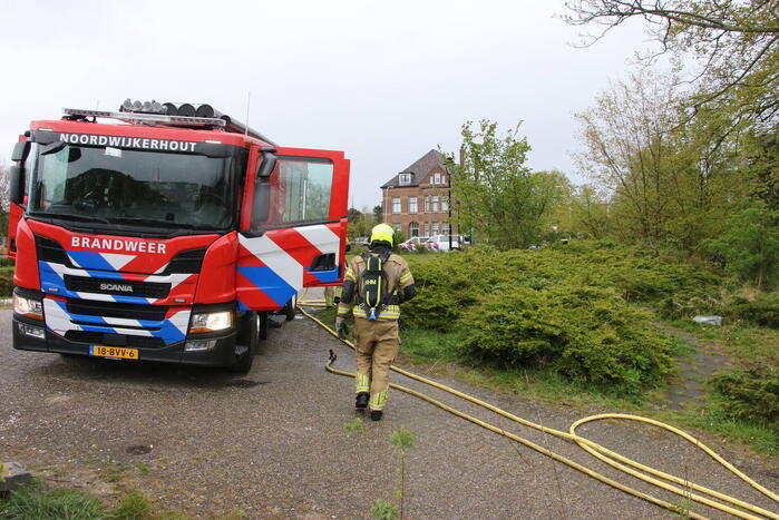 Brand in sloopwoning snel onder controle