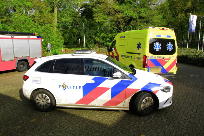 Brandweerlieden schieten te hulp bij ongeval