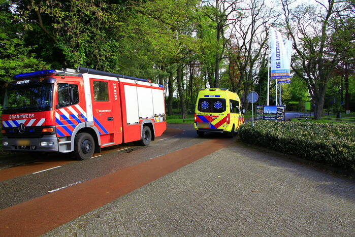Brandweerlieden schieten te hulp bij ongeval