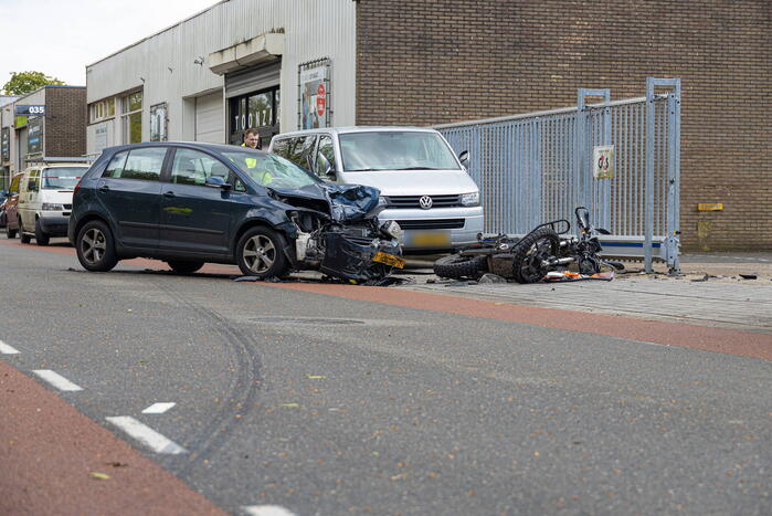 Motorrijder naar ziekenhuis na botsing