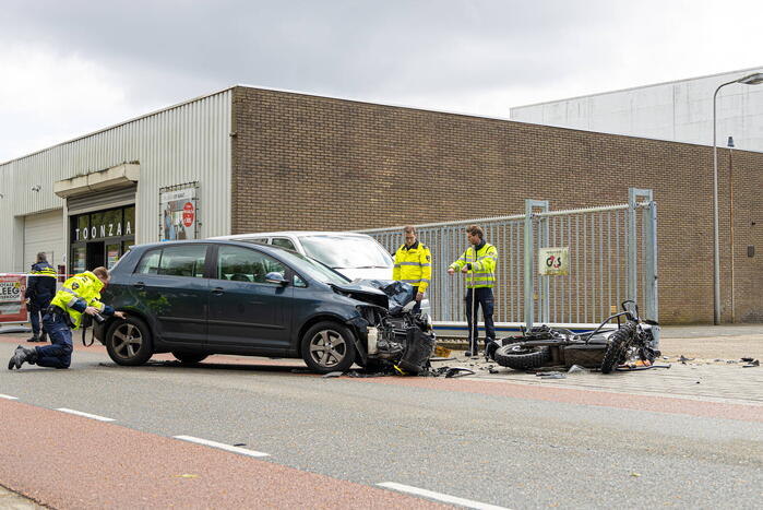 Motorrijder naar ziekenhuis na botsing