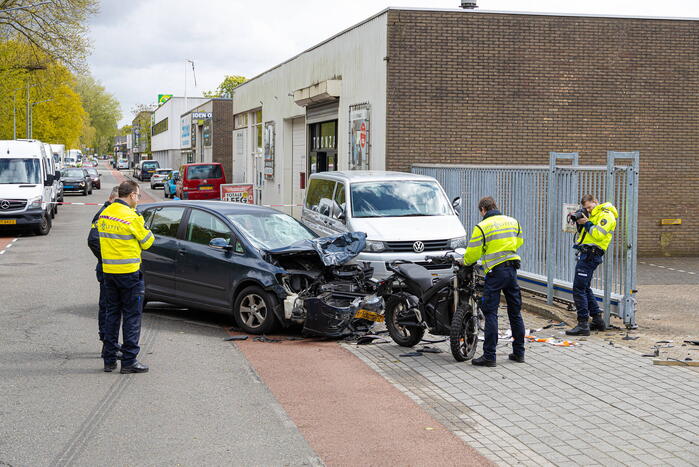 Motorrijder naar ziekenhuis na botsing