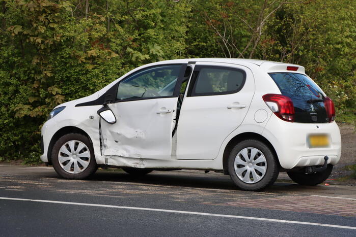 Twee voertuigen beschadigd bij botsing