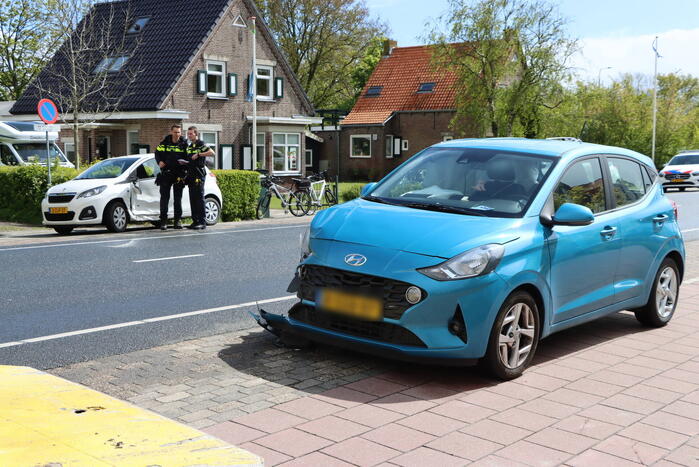 Twee voertuigen beschadigd bij botsing