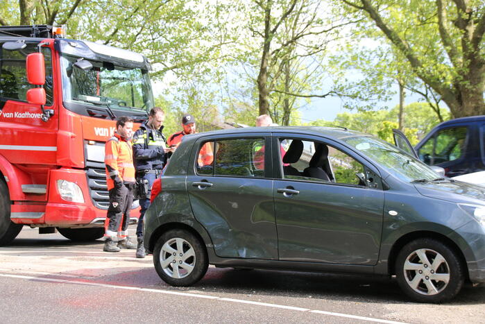 Vuilniswagen botst tegen auto
