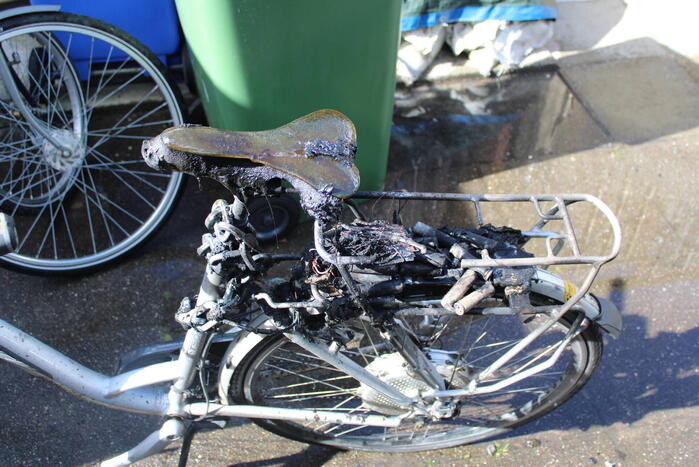 Brandweer blust woningbrand