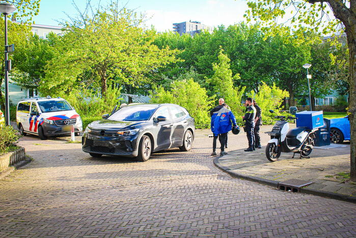 Automobilist en maaltijdbezorger in botsing