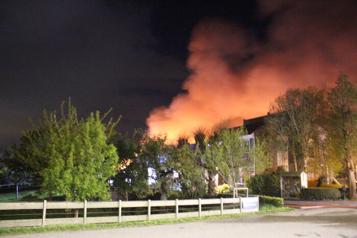 Grote uitslaande brand in stal