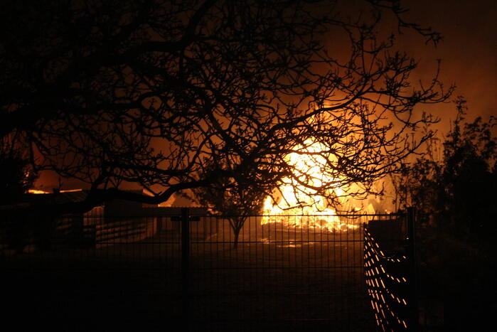 Grote uitslaande brand in stal