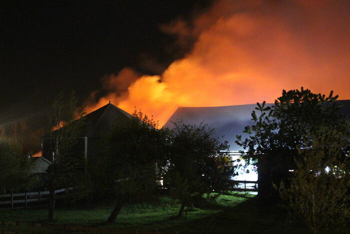 Grote uitslaande brand in stal