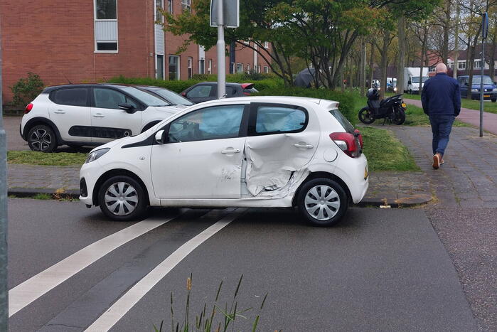 Voertuigen zwaar beschadigd na ongeval op kruising