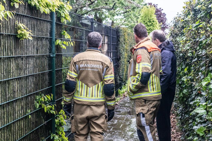 Brand in achtertuin snel onder controle door omstanders