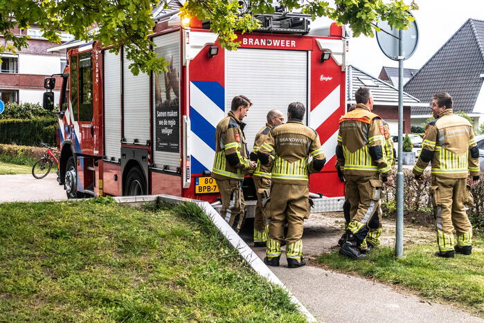 Brand in achtertuin snel onder controle door omstanders