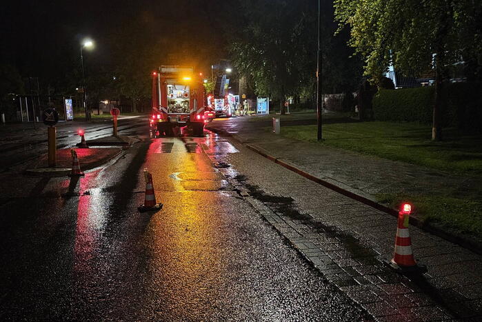 Brandweer blust brand in bijgebouw
