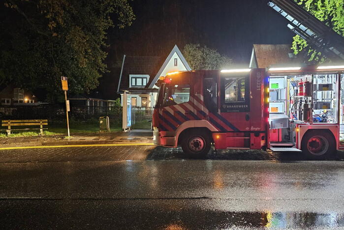 Brandweer blust brand in bijgebouw