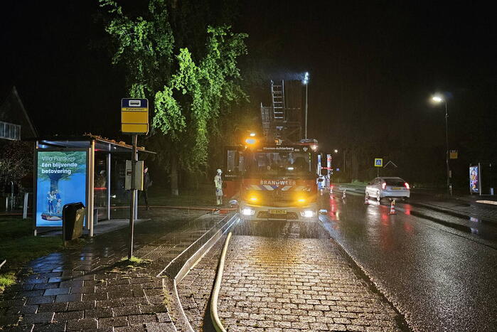 Brandweer blust brand in bijgebouw