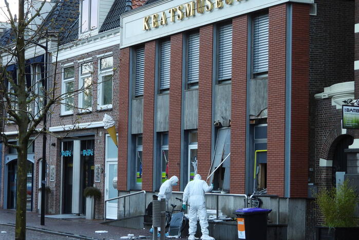 Enorme ravage na plofkraak op pinautomaat