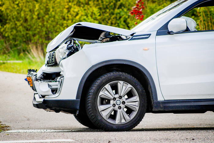 Auto's fiks beschadigd bij kop-staartbotsing