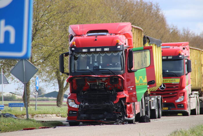Dode bij aanrijding tussen personenauto en vrachtwagen op beruchte kruising