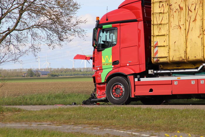 Dode bij aanrijding tussen personenauto en vrachtwagen op beruchte kruising
