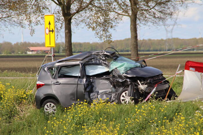Dode bij aanrijding tussen personenauto en vrachtwagen op beruchte kruising
