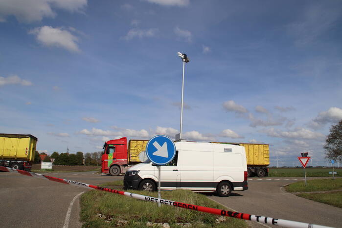 Dode bij aanrijding tussen personenauto en vrachtwagen op beruchte kruising