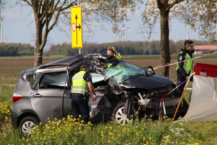 Dode bij aanrijding tussen personenauto en vrachtwagen op beruchte kruising