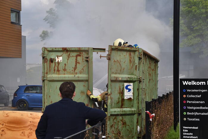 Veel rookontwikkeling bij brand in container
