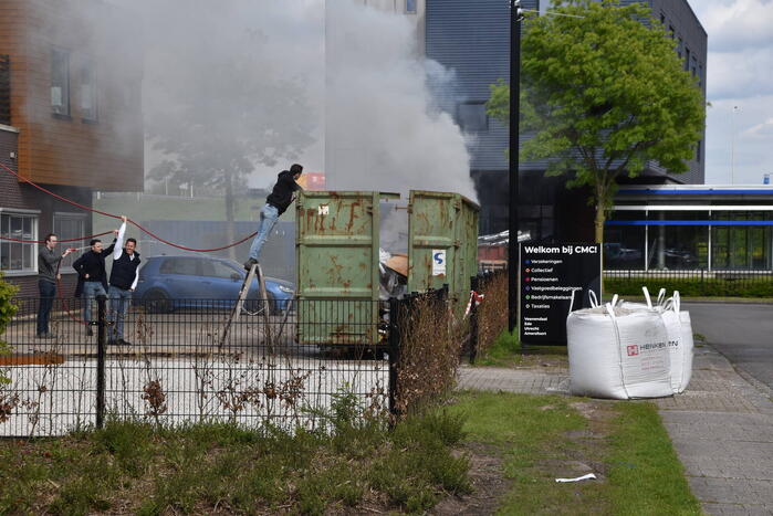 Veel rookontwikkeling bij brand in container