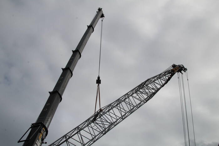 Bouwkraan dreigt om te vallen