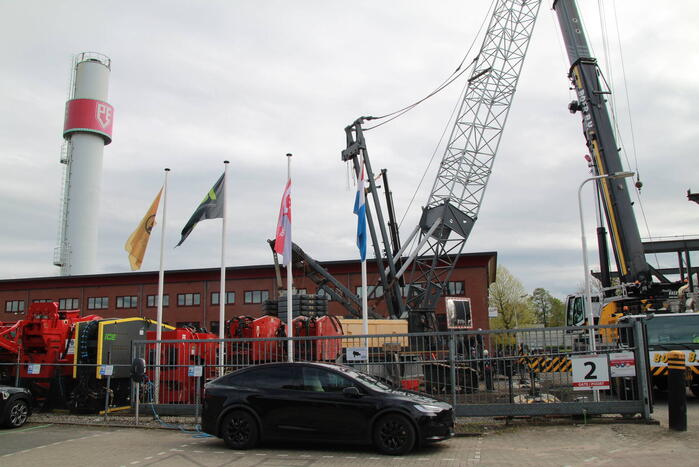 Bouwkraan dreigt om te vallen