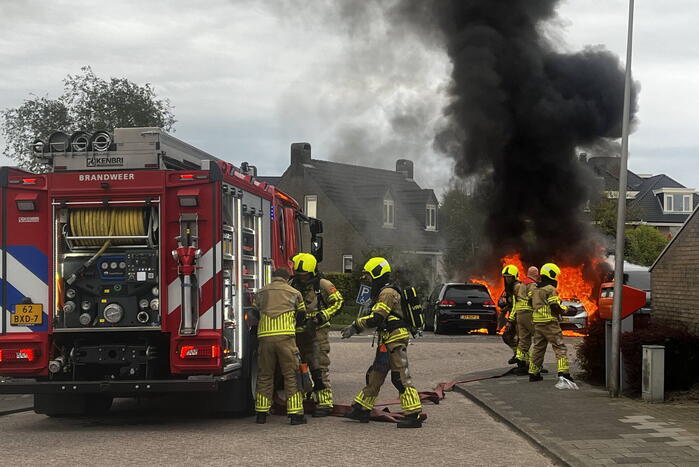 Meerdere voertuigen in brand in woonwijk