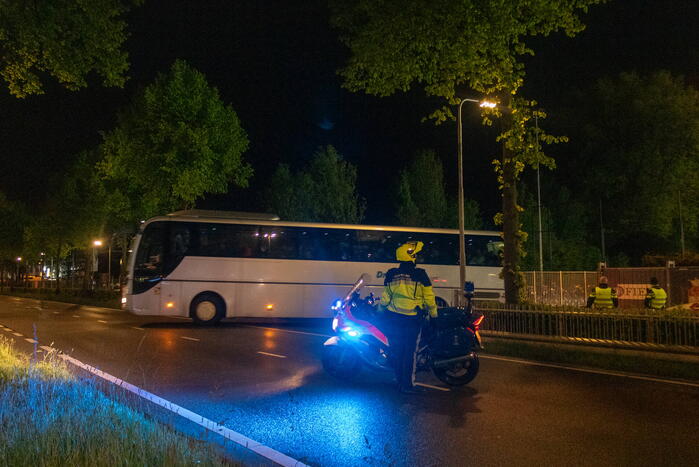 Grote inzet mobiele eenheid bij voetbalstadion tijdens wedstrijd