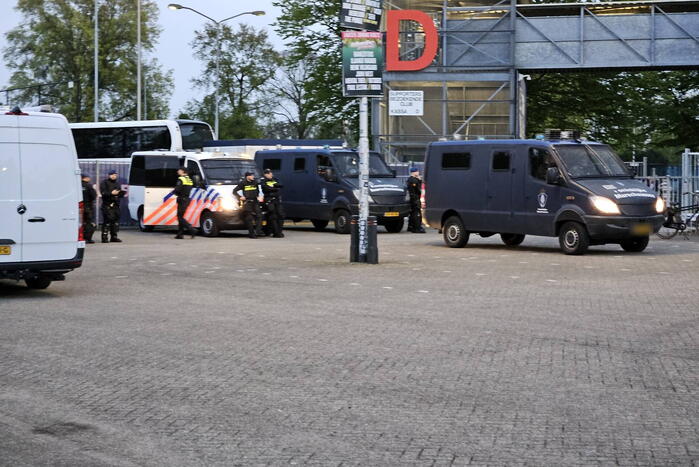 Grote inzet mobiele eenheid bij voetbalstadion tijdens wedstrijd