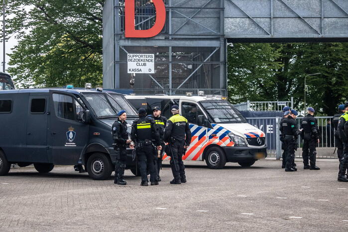Grote inzet mobiele eenheid bij voetbalstadion tijdens wedstrijd