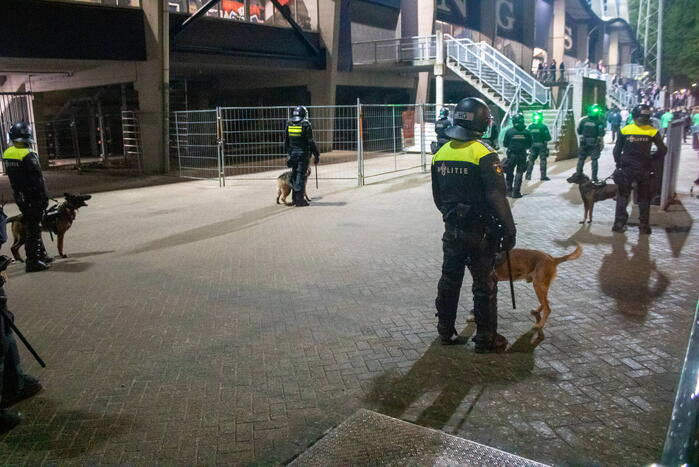 Grote inzet mobiele eenheid bij voetbalstadion tijdens wedstrijd