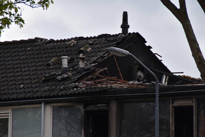Woning verwoest door explosie en uitslaande brand
