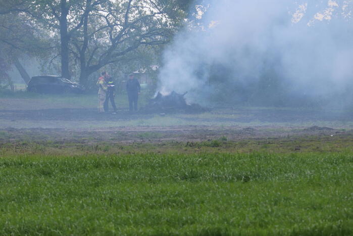 Brandweer controleert brand in afvalhoop