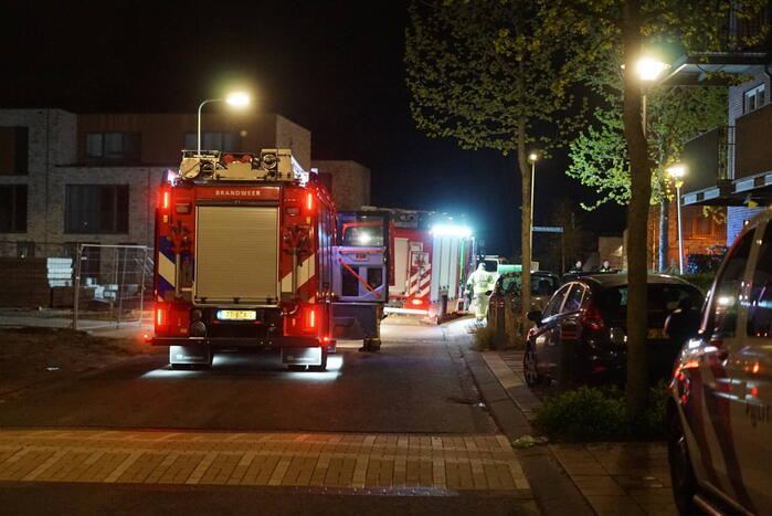 Buren bellen de brandweer wegens afgaande rookmelder, bewoner in woning vol rook