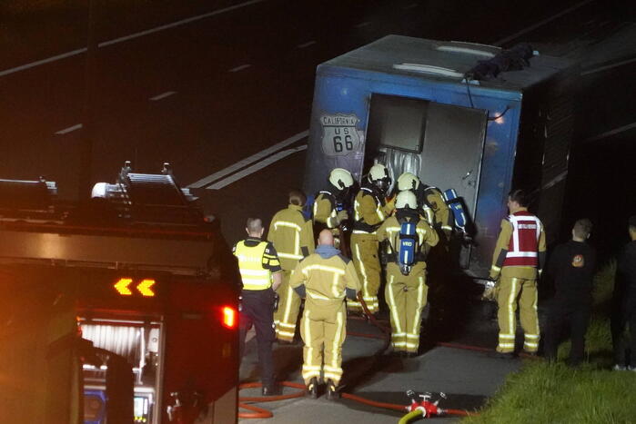 Oplegger van vrachtwagen brandt uit