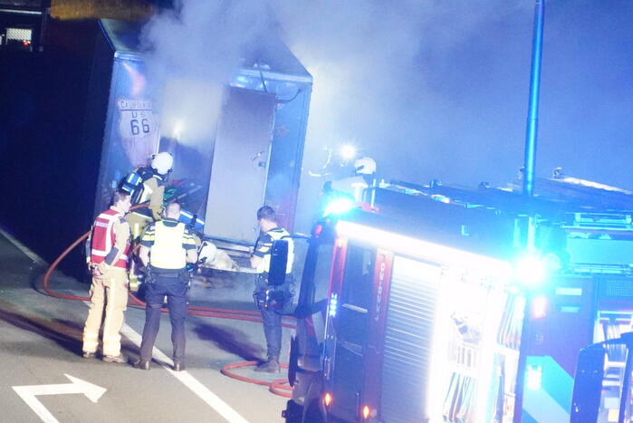 Oplegger van vrachtwagen brandt uit