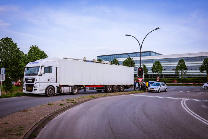 Vrachtwagen en personenauto botsen op kruispunt