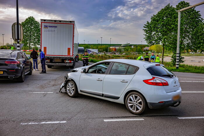 Vrachtwagen en personenauto botsen op kruispunt
