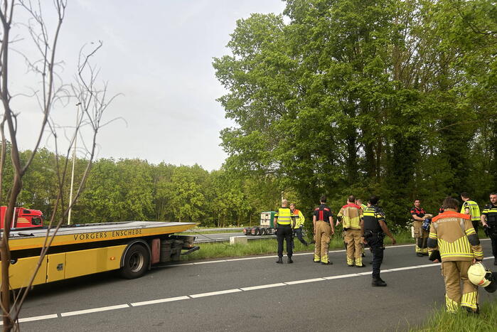 Auto verliest controle over stuur en knalt tegen boom