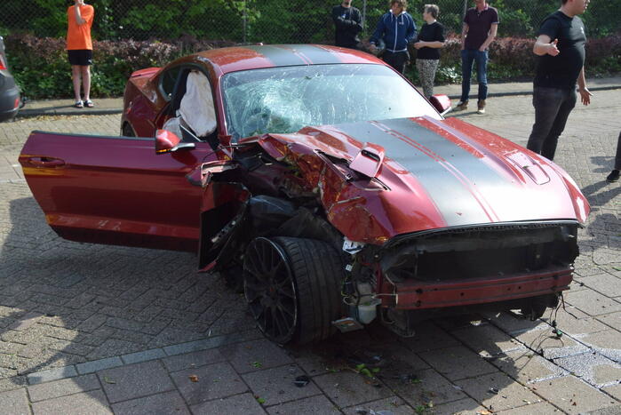 Amerikaanse sportauto zwaar beschadigd na crash