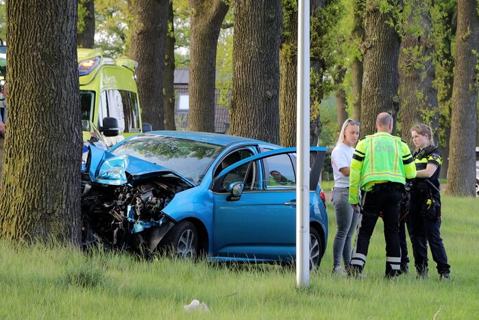 Bestuurder ernstig gewond na frontale botsing tegen boom