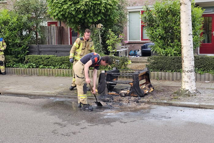 Loveseat op straat gezet en in de fik gestoken