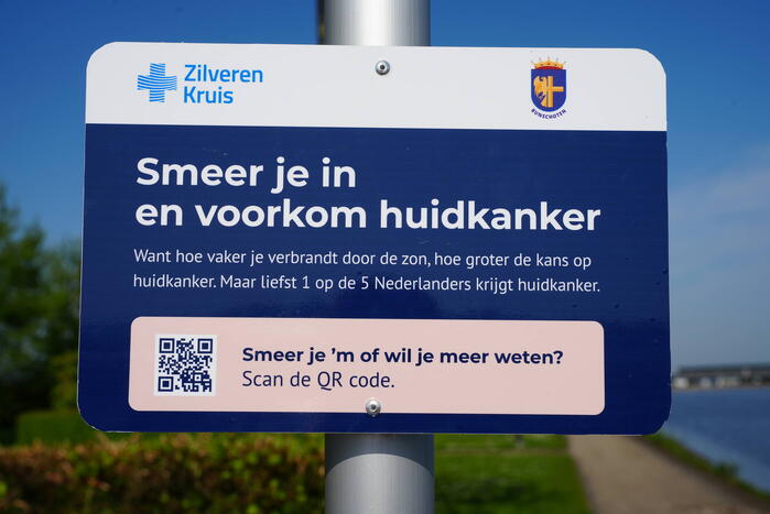 Twee zonnebrandcrèmepalen geplaatst